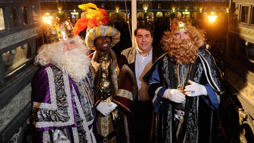 Los Reyes Magos, con el alcalde de A Coruña. / C.Pardellas