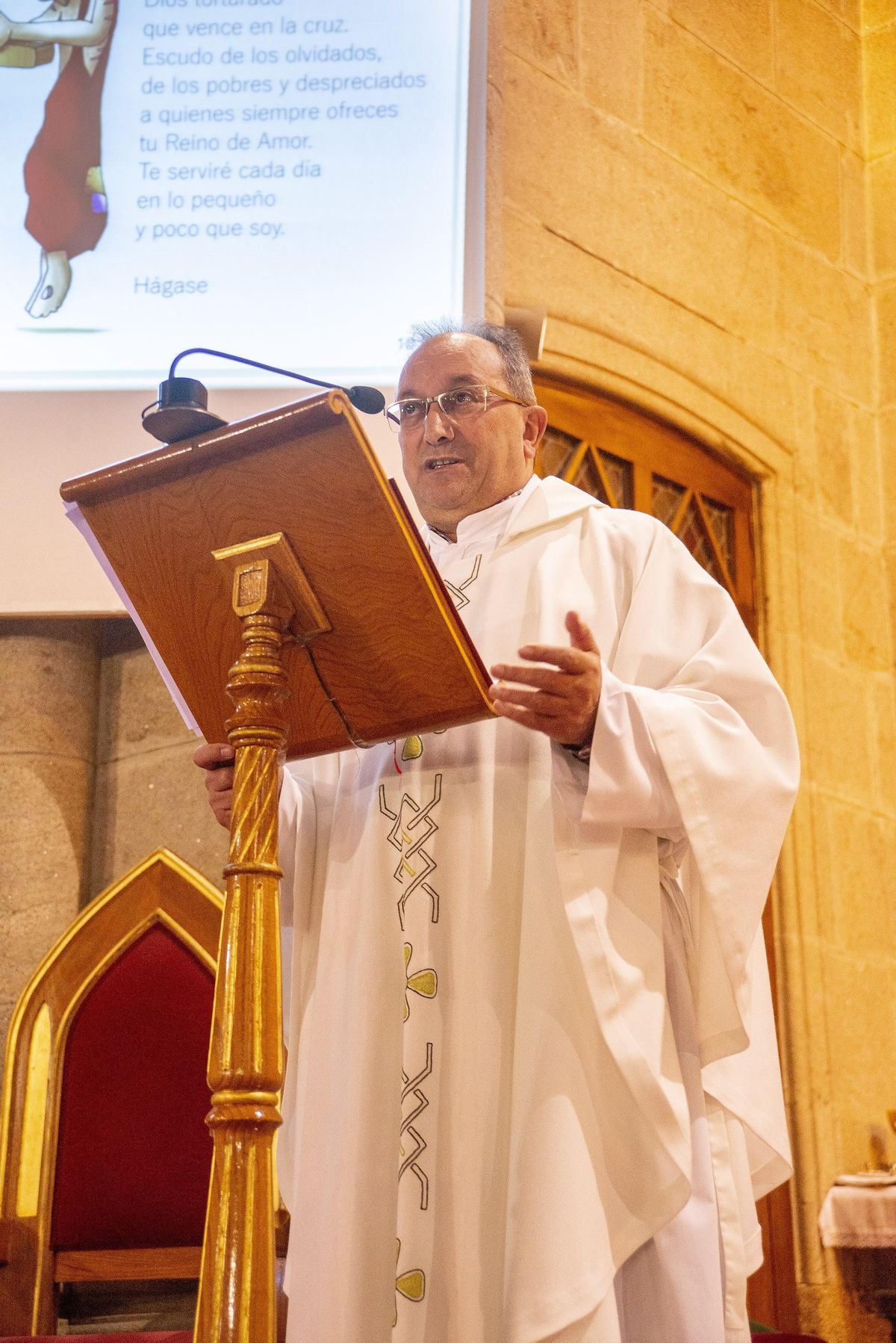 Francisco Pernas, párroco de las Caldas, durante una misa en la iglesia.