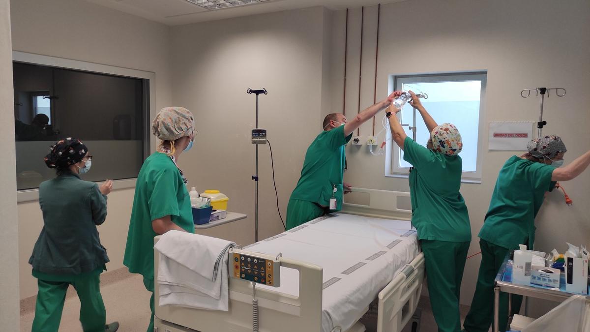 Sanitarios en una habitación del hospital de Gandia, en una imagen de archivo.
