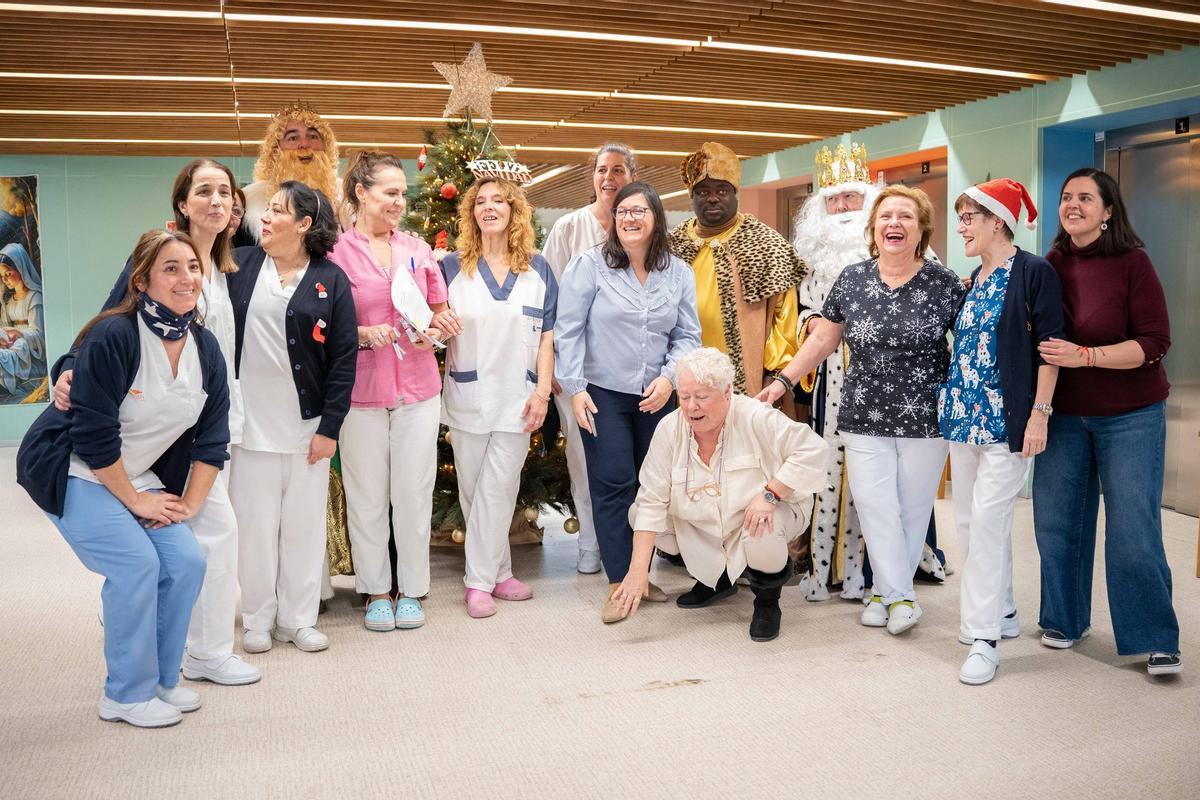 Los Reyes Magos visitan a los mayores de la capital extremeña.