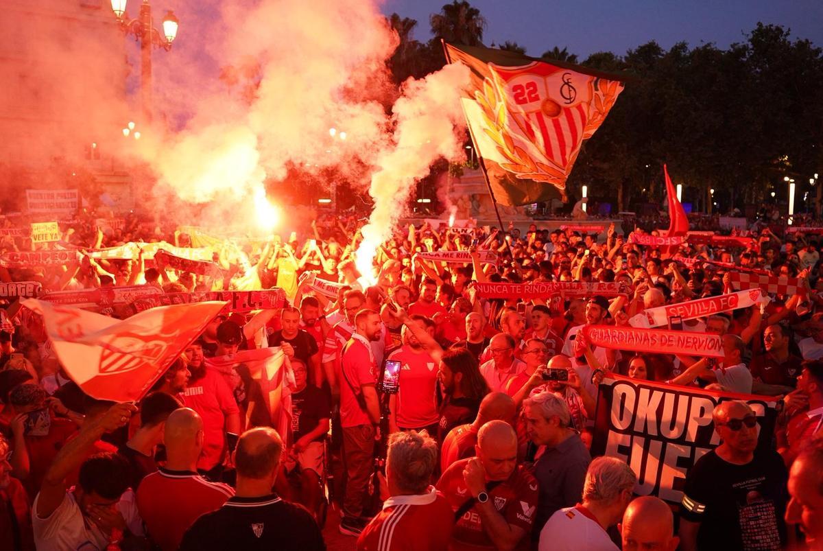 Miles de sevillistas participaron en la protesta convocada para reclamar cambios en la directiva del club. Miles de sevillistas participaron en la protesta convocada para reclamar cambios en la directiva del club.