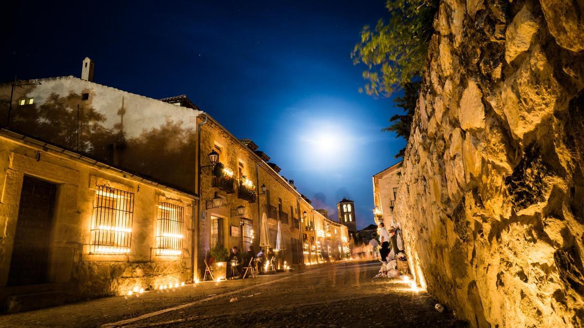 El pueblo medieval conocido por su puerta centenaria y sus noches a la luz de las velas.