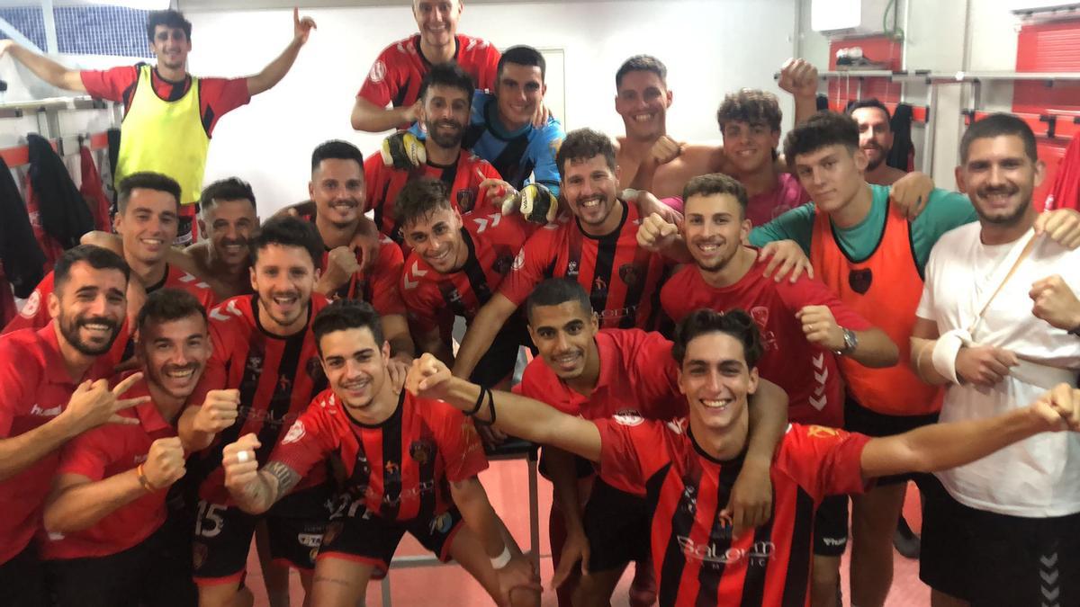 La plantilla del Salerm Puente Genil celebra su victoria a domicilio ante el Sevilla C.