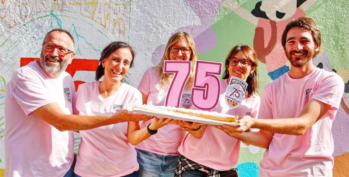 Membres del Centre Excursionista Montclar (a la dreta, el president) celebrant els 75 anys.