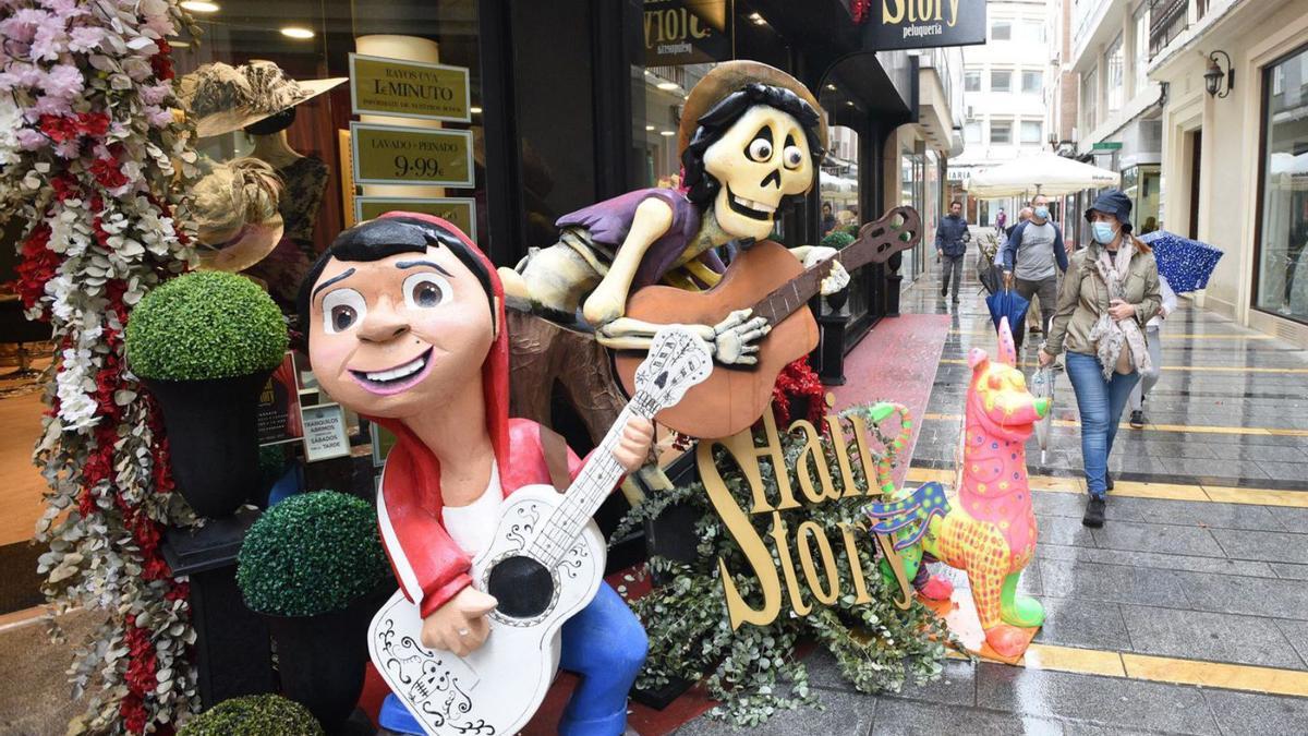 Adornos terroríficos en la entrada de la céntrica peluquería ‘Hair Story’, en Córdoba.