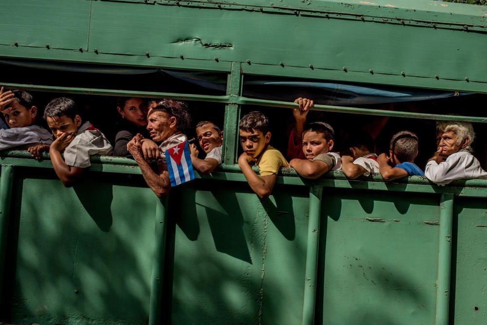 Estudiantes en un autobús tras la incineración de Fidel Castro en la provincia de Las Tunas, Cuba. Tomás Munita.