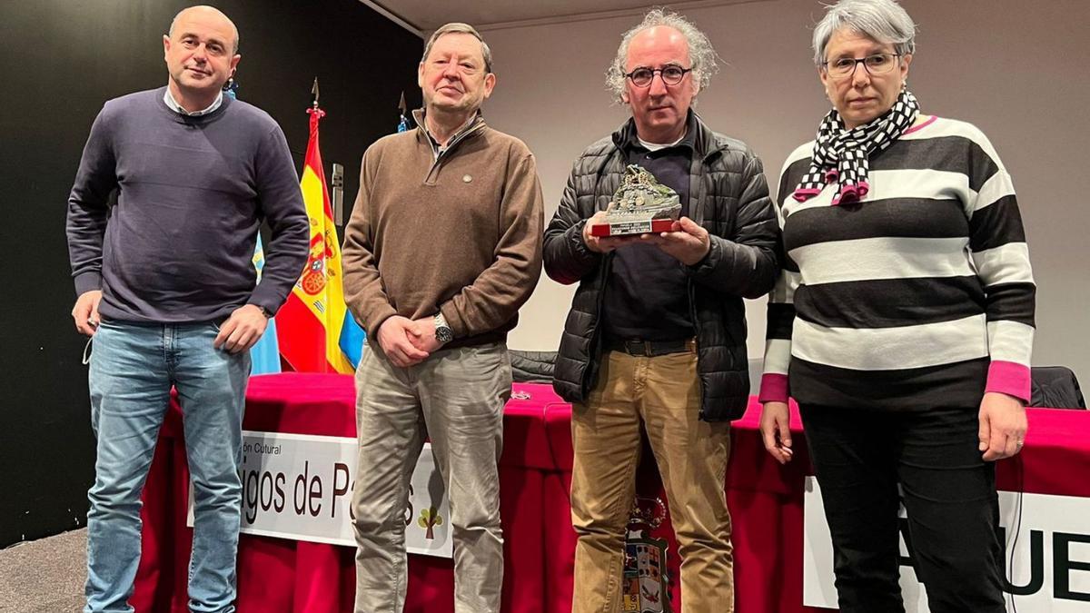 Por la izquierda, Álvaro Palacios, Titu Manzano, José Antonio Campoviejo y María José Tereñes, ayer, durante la entrega del premio. | María Villoria