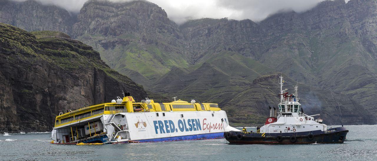 Trabajos para reflotar el ferry de Fred Olsen, en el puerto de Las Nieves.