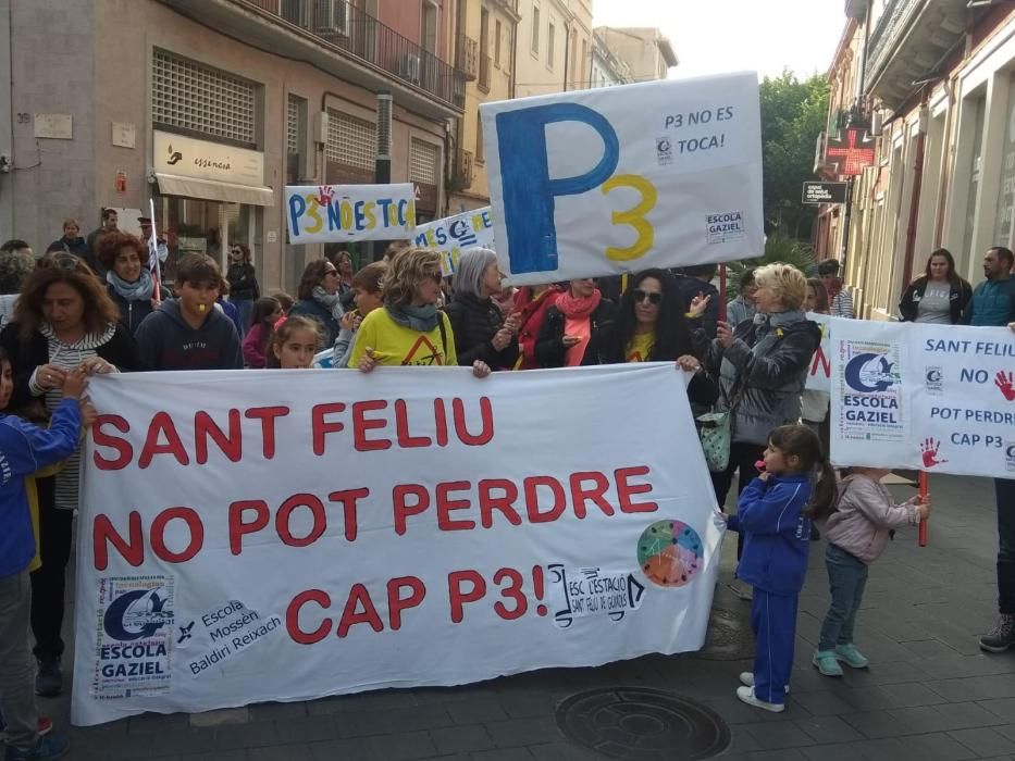 Mobilització contra el tancament d'una línia de P3 a Sant Feliu.