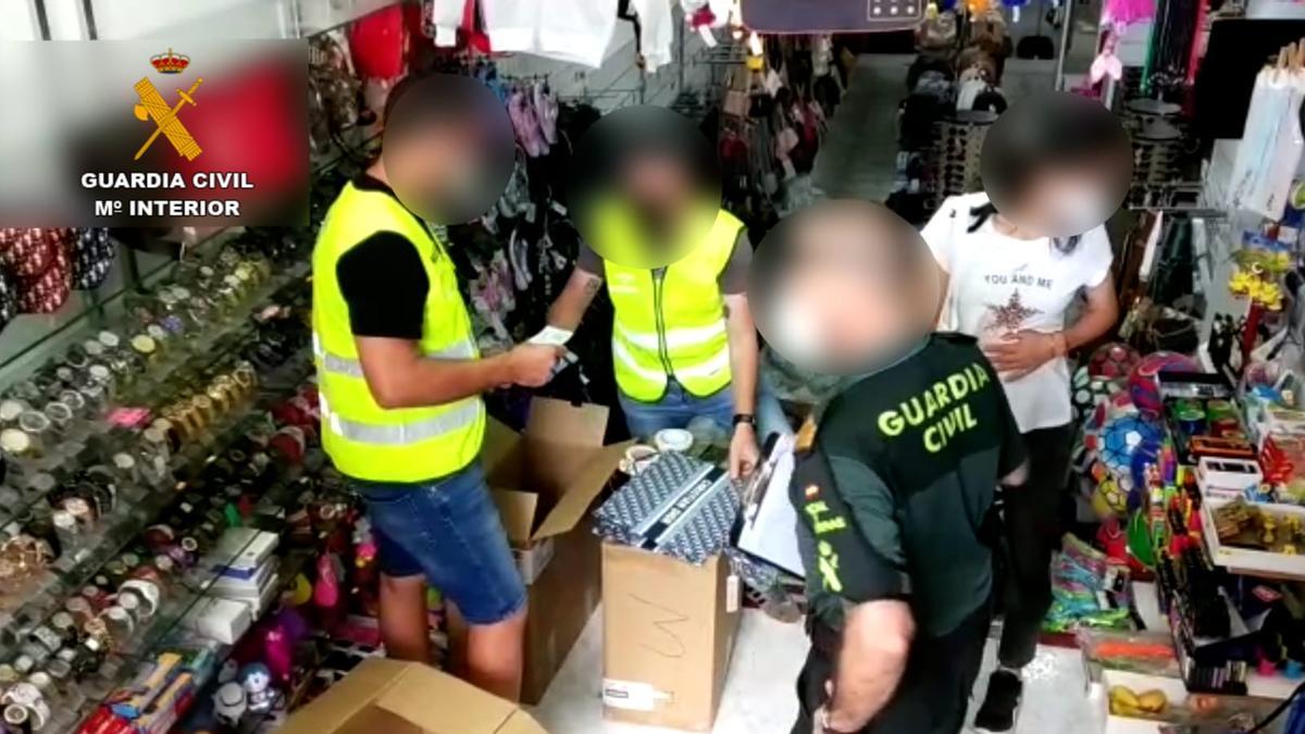 La Guardia Civil requisa en una tienda de Corralejo las prendas y otros artículos falsificados, en Fuerteventura.