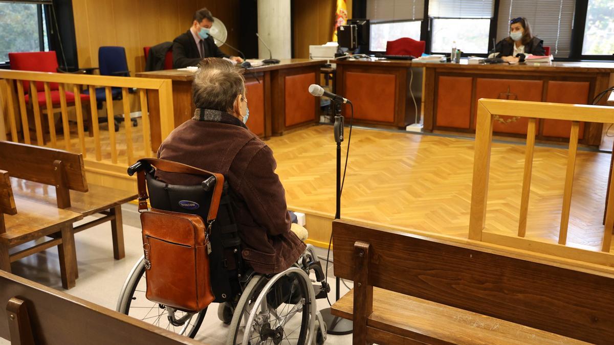 El acusado de abusar de sus cuidadoras, esta mañana en los juzgados de Vigo.