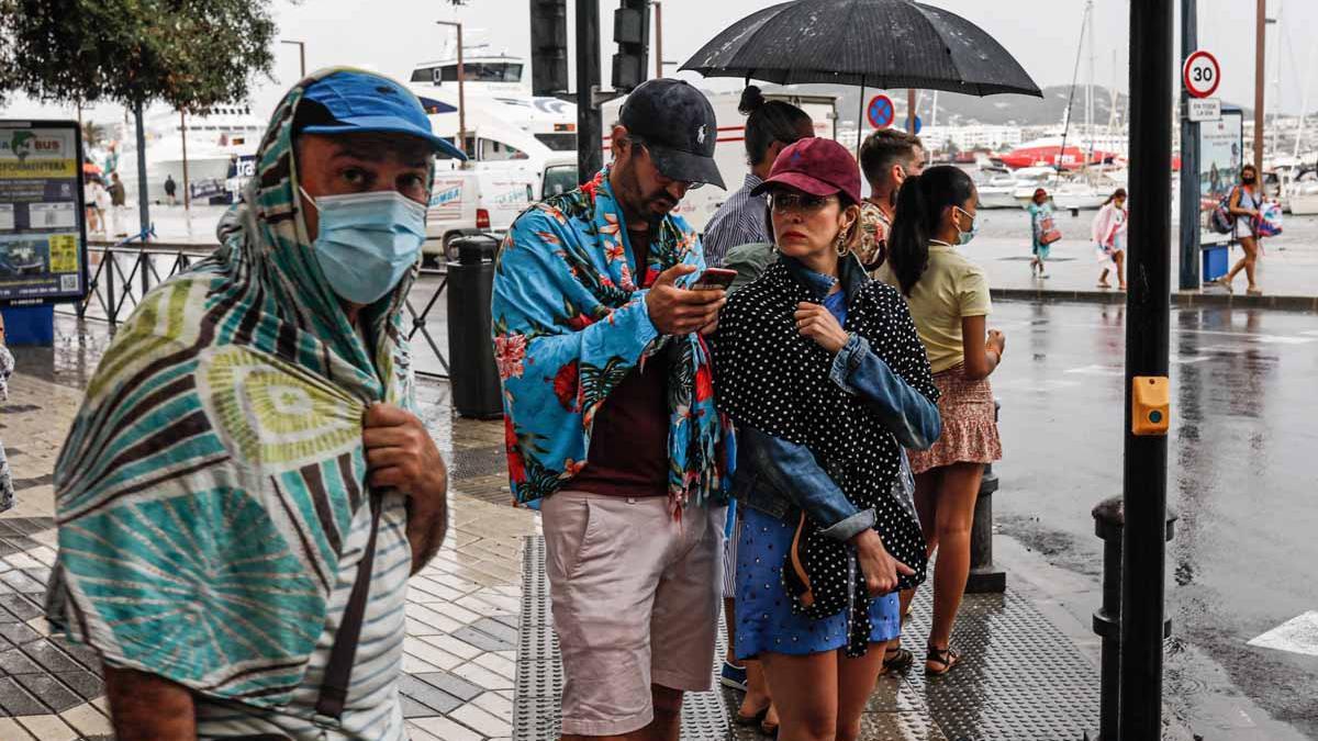 La lluvia torrencial en Formentera provoca más de 15 salidas de los bomberos por inundaciones