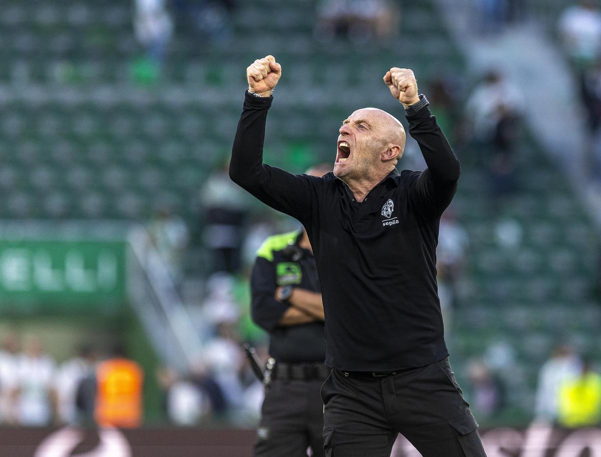 Julián Calero celebra la victoria del Levante en el Martínez Valero