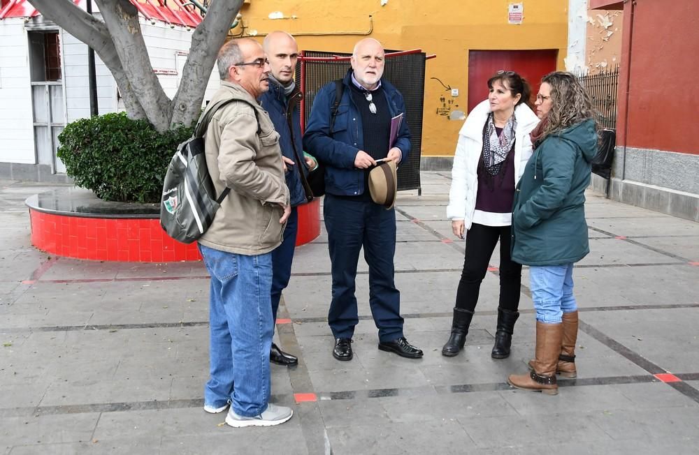 Visita de parlamentarios de Podemos al instituto José Arencibia Gil