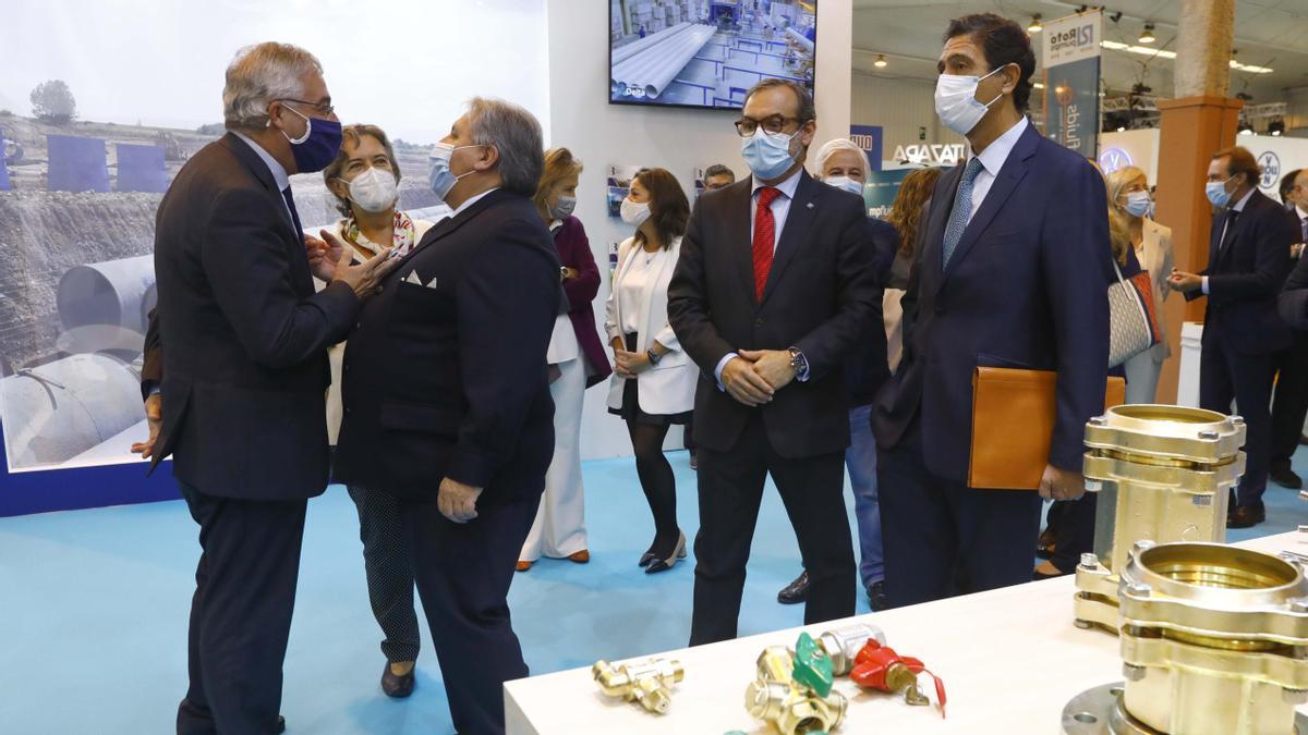 El consejero de Agricultura, Ganadería y Medio Ambiente, Joaquín Olona, conversa con el presidente de Feria de Zaragoza, Manuel Teruel, en la inauguración de Smagua.