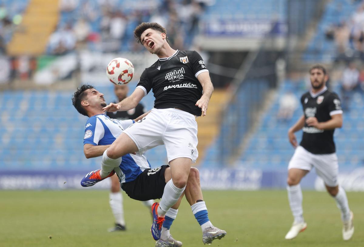 Soldevila choca con un defensor del Mérida.