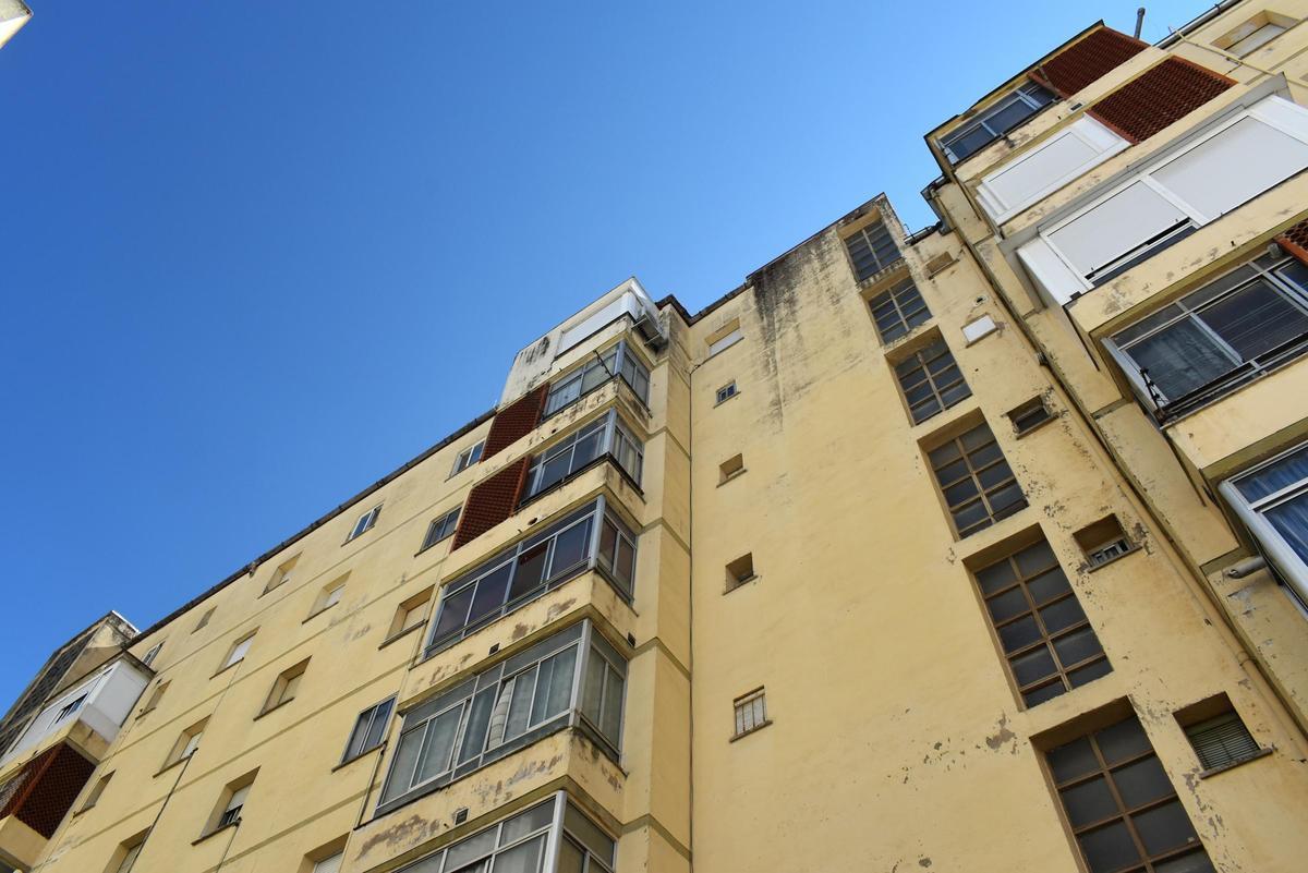 Galería | Vecinos de un edificio de Cáceres reclaman que viven sin ascensor