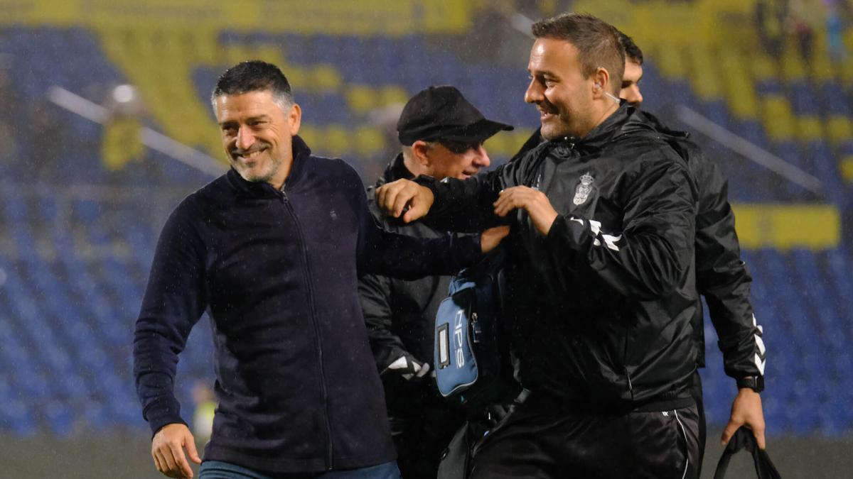 García Pimienta celebra con el fisioterapeuta de la UD Juan Naranjo la victoria del lunes frente al Granada