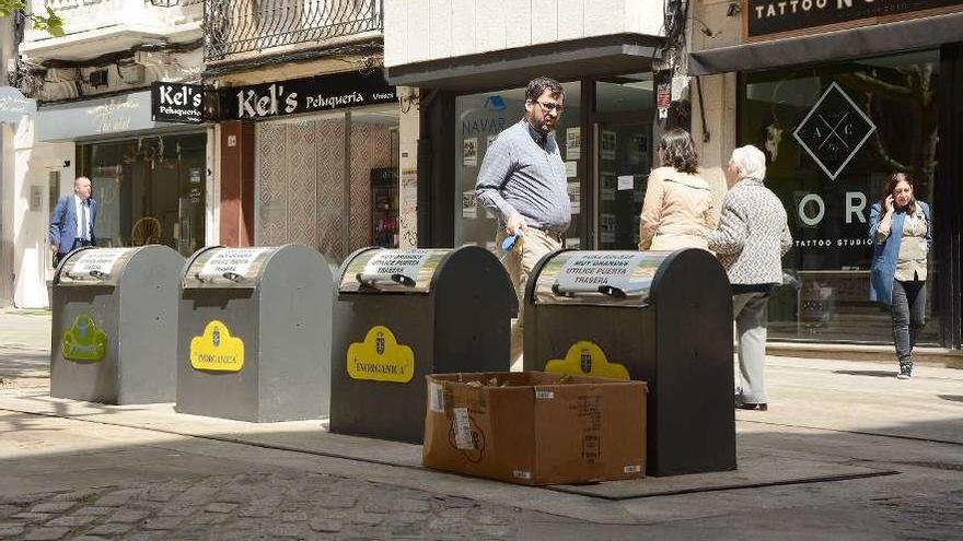 Contenedores para reciclar en la plaza de San Andrés.