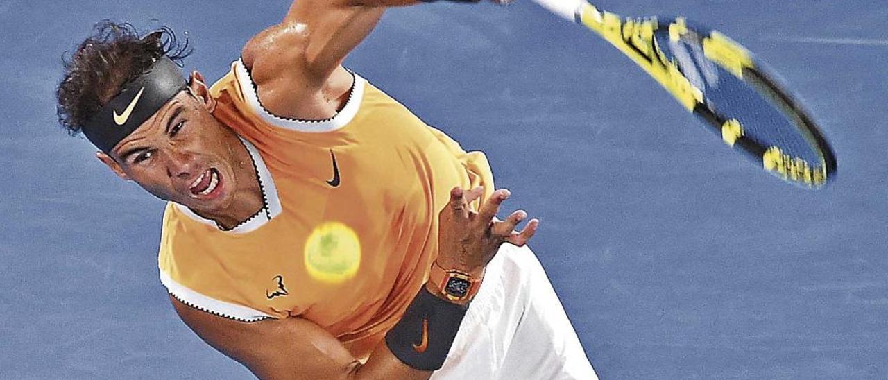 Nadal ejecuta un servicio ante Tiafoe.