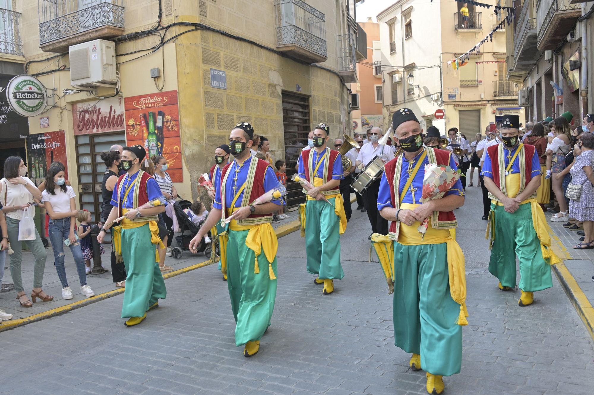 Crevillent celebra el primer desfile de Moros y Cristianos en la provincia con mascarilla