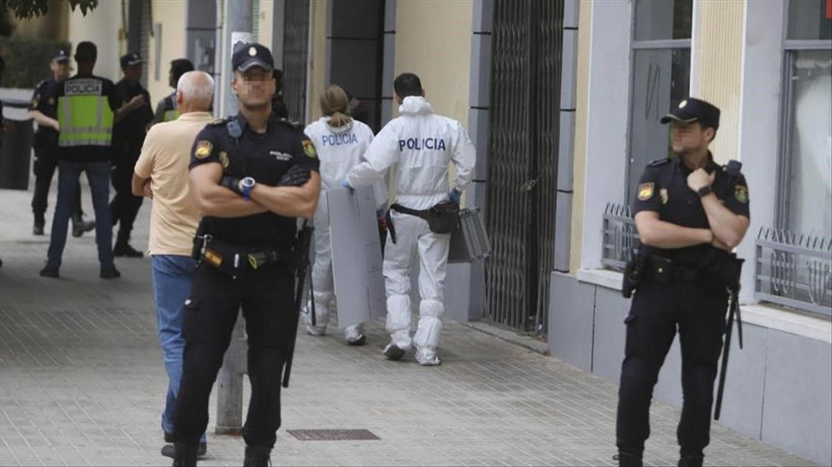 Agentes de la Policía Científica entran en el edificio donde fue asesinada Isabel Elena.