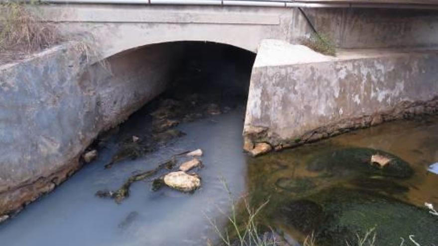 Agua con sedimentos que llega a los azarbes desde hace meses.