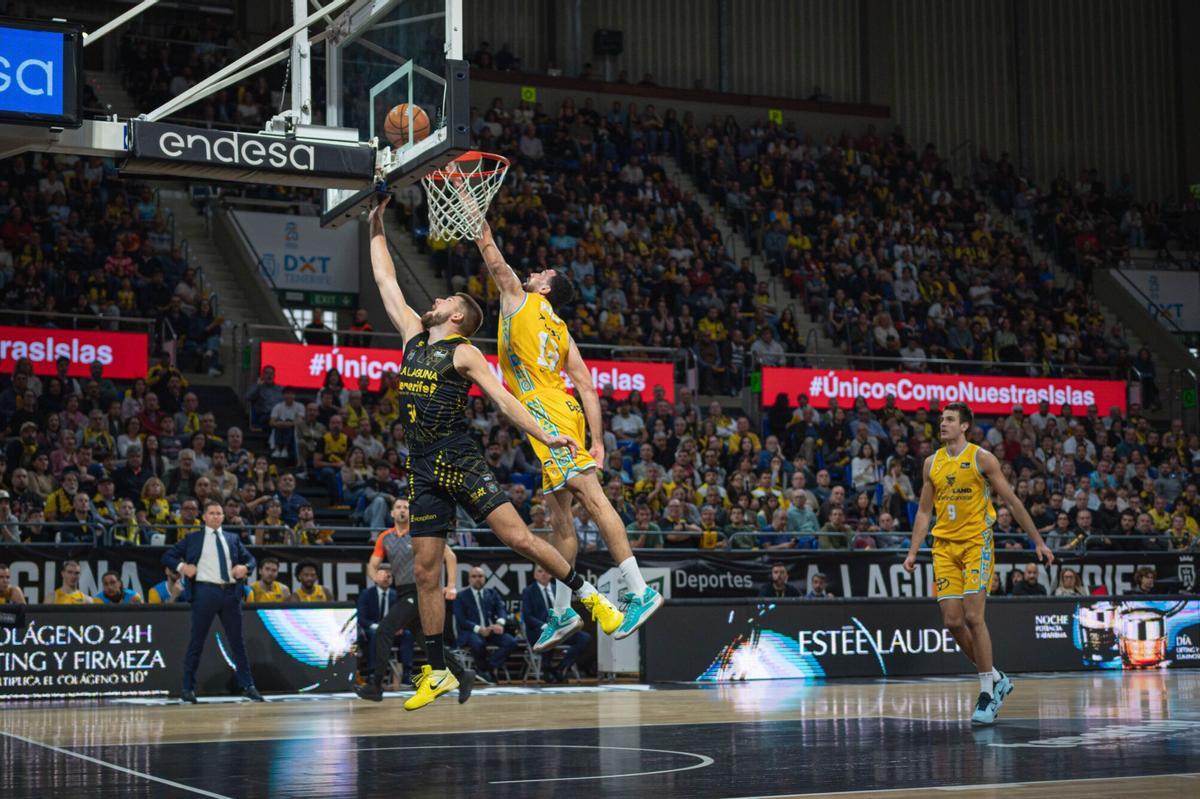 Pelos tapona a Giedraitis en el derbi canario de Liga Endesa de esta temporada disputado en el Santiago Martín.