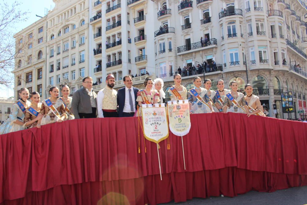 Recogida de premios de las comisiones falleras