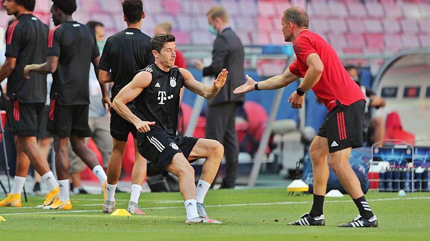 Robert Lewandowski durant l&#039;entrenament d&#039;ahir al vespre del Bayern a Lisboa.