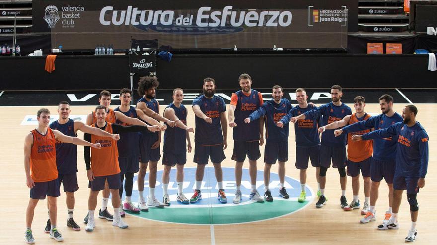 Los jugadores de Valencia Basket posan durante un entrenamiento.