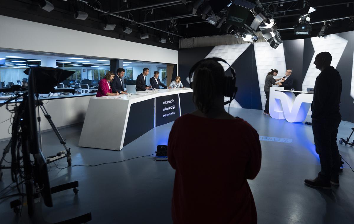 Preparativos del debate de los candidatos a la Alcaldía de Elche este martes