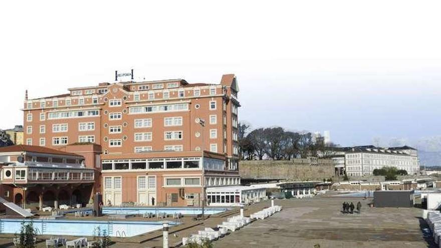 El hotel Finisterre junto a La Solana.