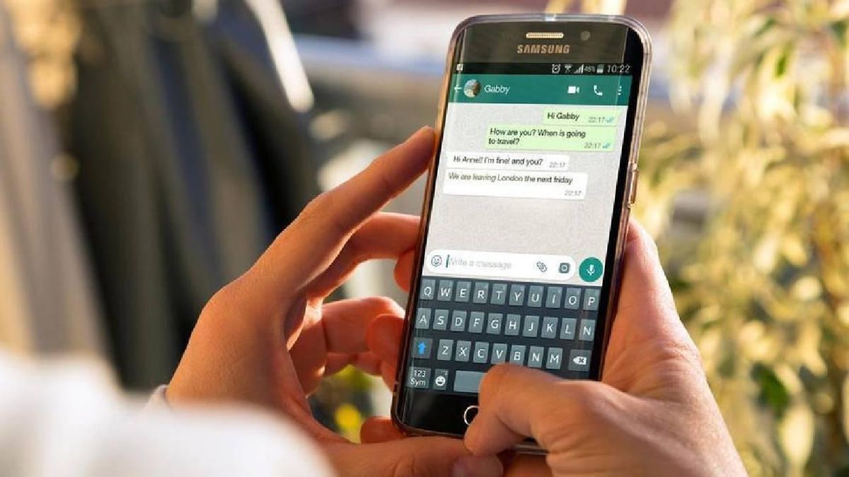 Una persona mantiene una conversación por Whatsapp.
