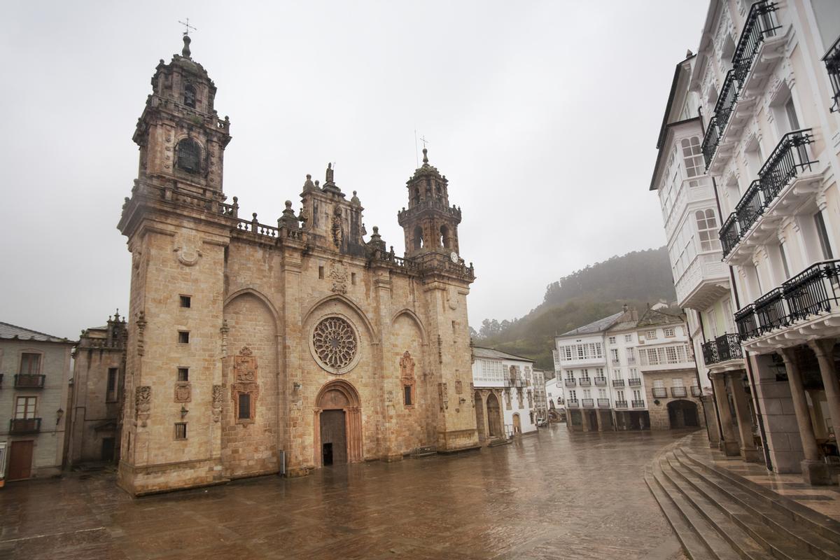 Sus torres más bajas de lo habitual son las responsables de que se la conozca como la “catedral arrodillada”.