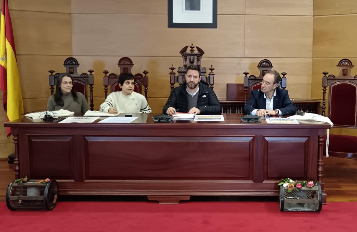 Autoridades y responsables de las asociaciones durante la presentación.