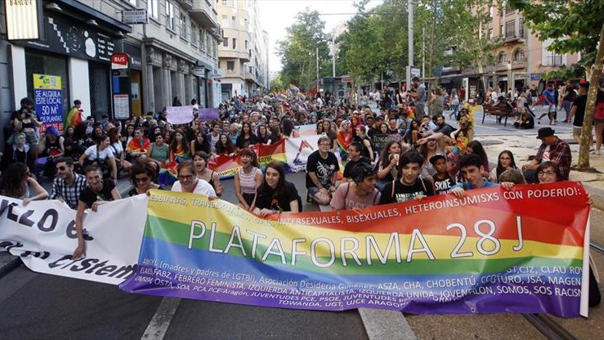 El arcoíris tiñe las calles al grito de «libres para amar»