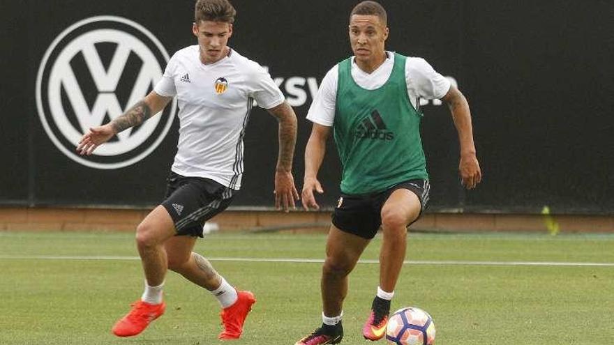 Santi Mina y Rodrigo Moreno, en un entrenamiento. // JM López