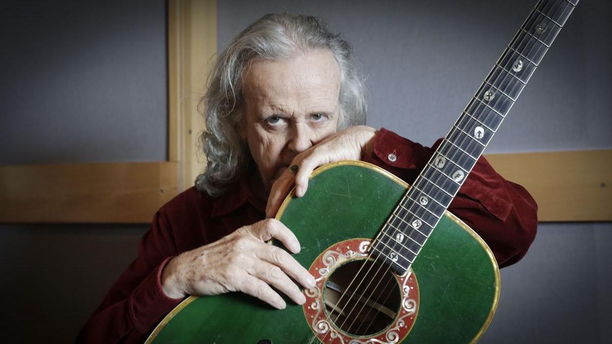 Donovan, guitarra en mano, en los estudios Calma Estudis de Manacor