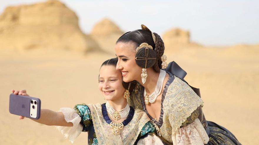Carmen y Marta, en pleno desierto de Egipto