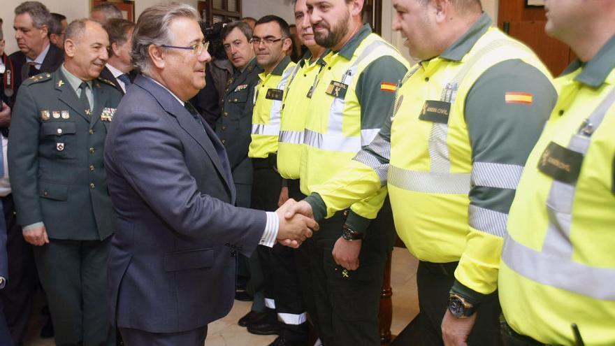 El ministro Zoido saluda a agentes de la Guardia Civil, ayer en Alicante.