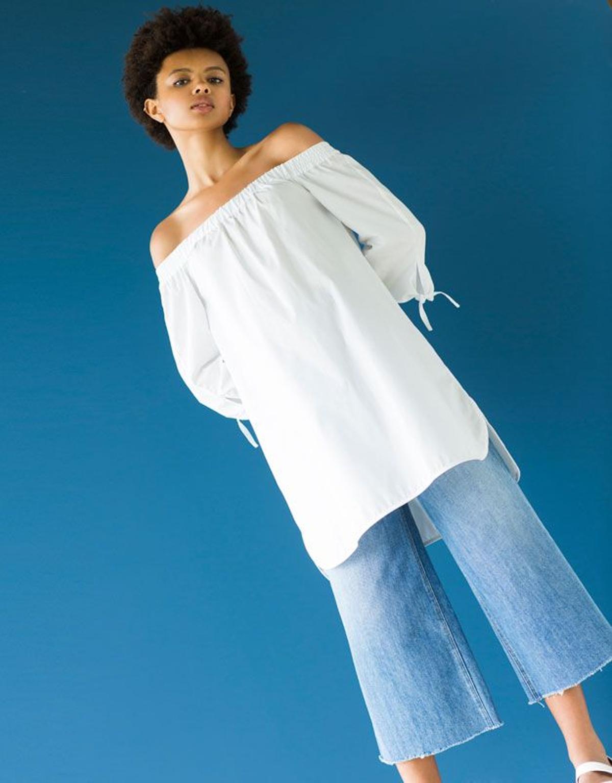 Hombros al aire, top oversize de Pull & Bear (17,99€)