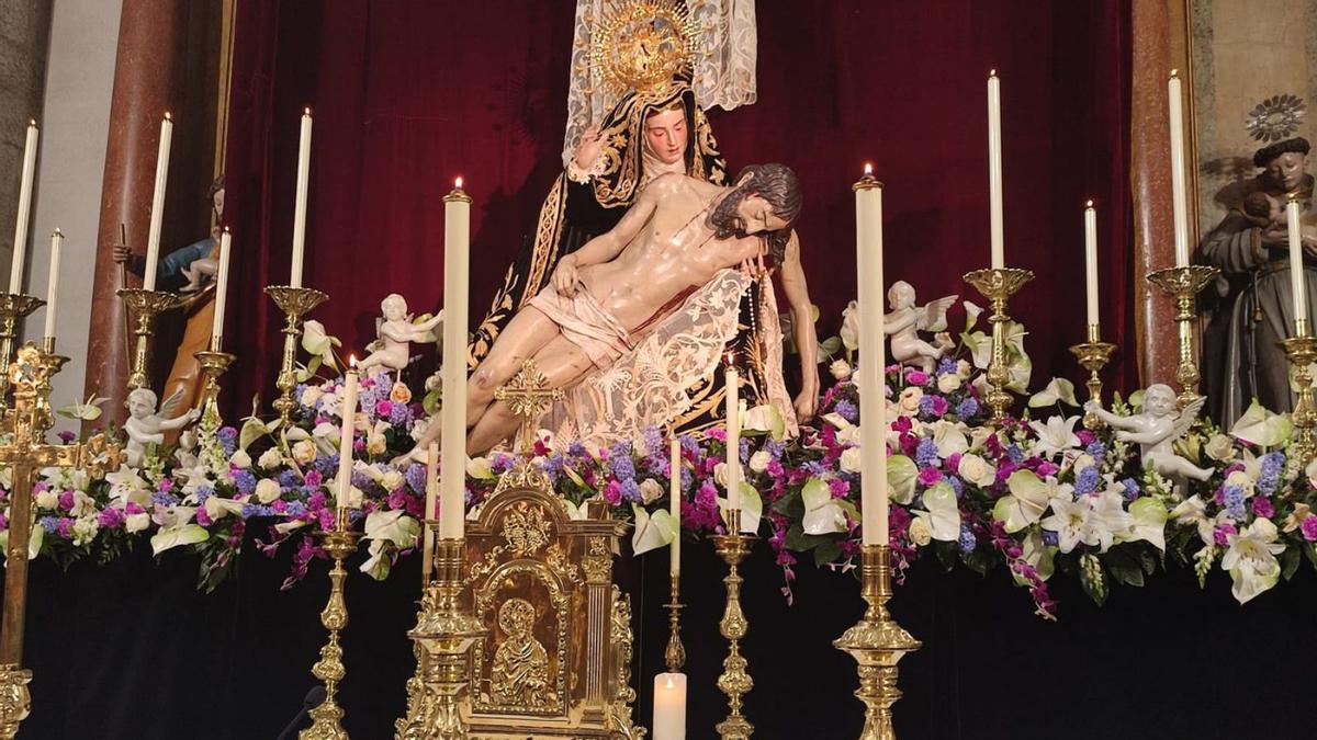 Los cuatro angelotes situados alrededor de Nuestra Madre de las Angustias.