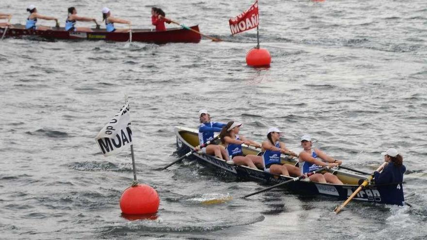 Una tripulación de Tirán completa la maniobra de virada ayer en aguas de Meira. // Gonzalo Núñez