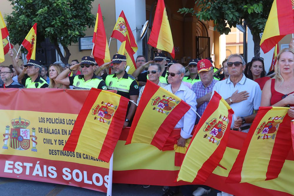 La Policía Local de Málaga organiza ante su sede una concentración en apoyo de los policías nacionales y los guardia civiles que se han desplazado a Cataluña con motivo del referéndum del 1-O