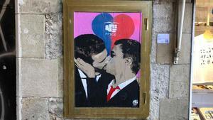 TVBoy pinta a Sánchez y Casado fundiéndose en un beso en Barcelona. 