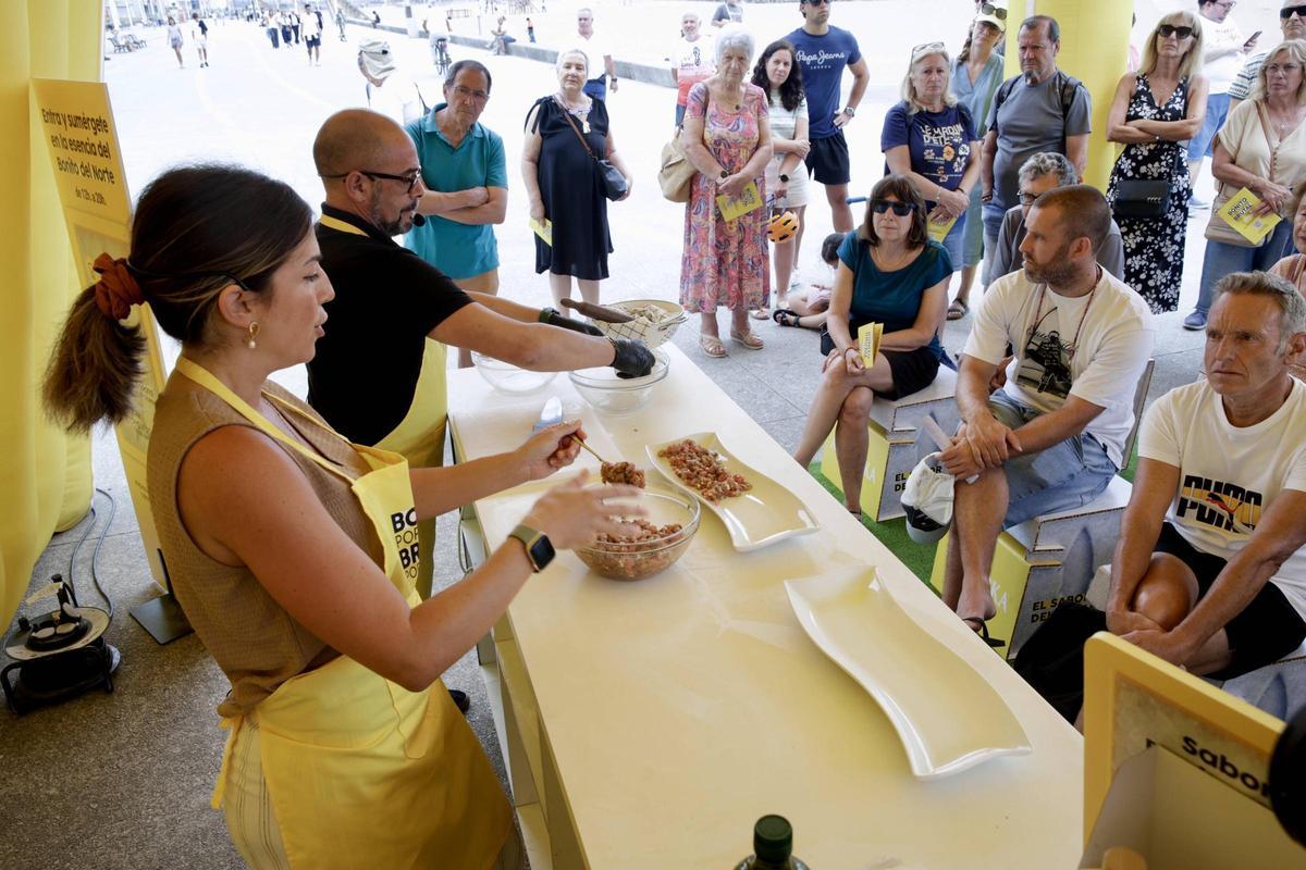 Participantes en la exhibición culinaria.