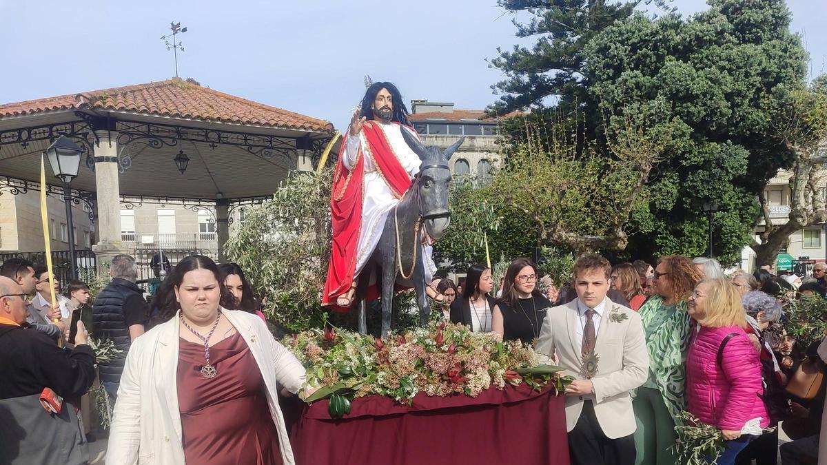 La Borriquilla y el buen tiempo dan paso a la Semana Santa en Cangas