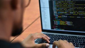 Hacker experto en ciberseguridad trabajando