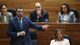 Queipo cuestiona el compromiso y la palabra de Barbón con Asturias, y este supedita sus críticas a una orden de Génova